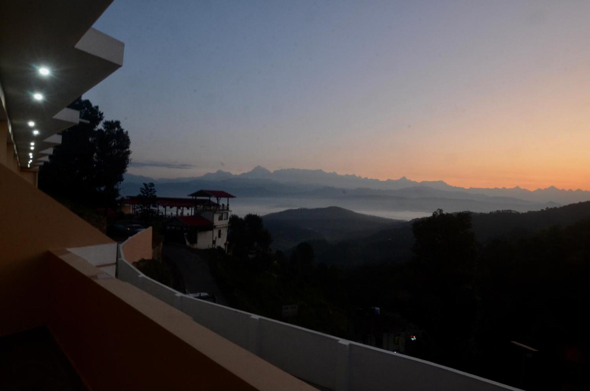 hotel uttarakhand kausani Exteriör bild