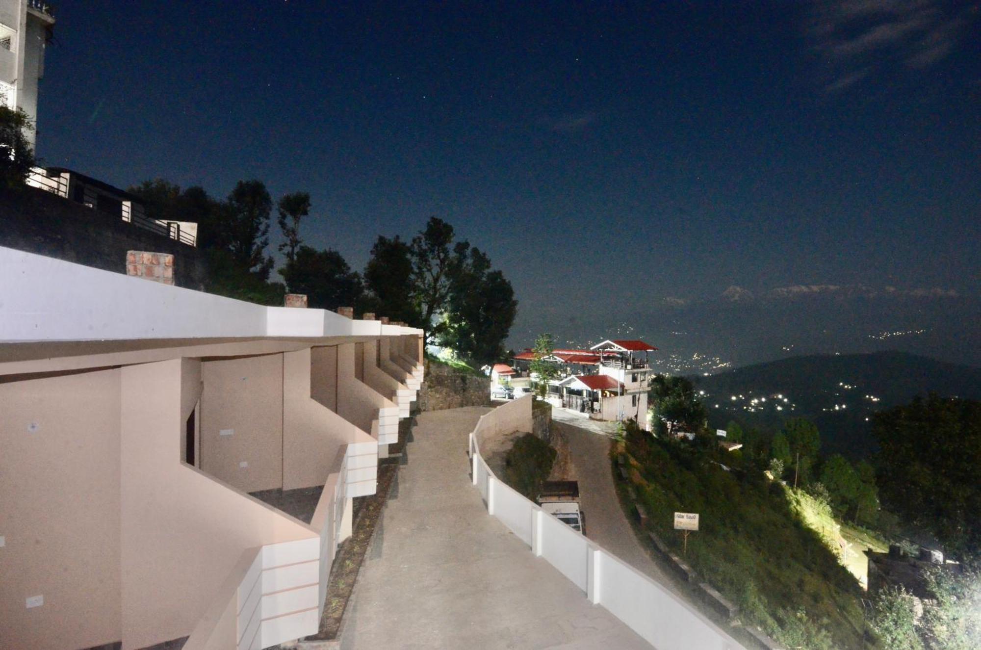 hotel uttarakhand kausani Exteriör bild